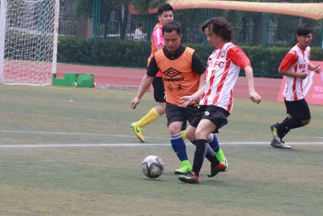 哈登关键三分快船险胜灰熊 76人力克骑士